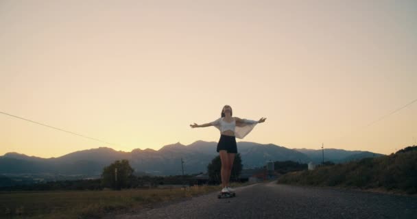 Podekscytowana Młoda Kobieta Jeździć Łyżwach Longboard Pomyślnie Podnieść Ręce Zachód — Wideo stockowe