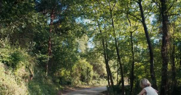 Felice Bambino Ragazzo Andare Bicicletta Strada Attraverso Foresta Vacanza Estiva — Video Stock