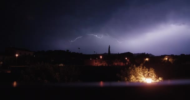 Burza Nocnym Mieście Epickim Dużym Oświetleniem Niebie Chmurami Burzliwa Prognoza — Wideo stockowe