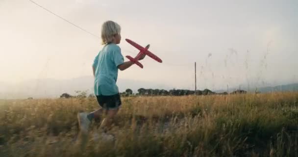 Den Bekymmerslösa Pojken Springer Landsvägen Längs Jordbruksfältet Och Leker Med — Stockvideo