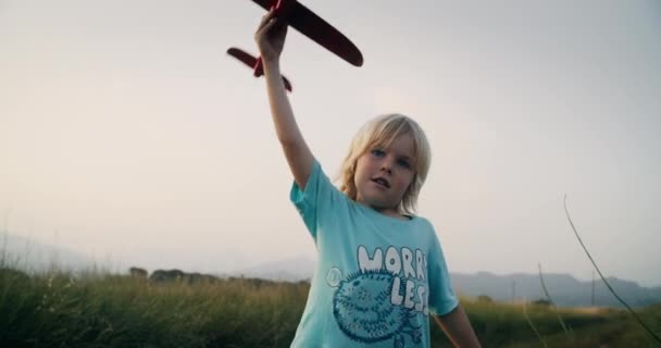 Oyuncak Uçakla Oynayan Çocukları Hayal Etmek Pilot Olmak Ister Günbatımında — Stok video