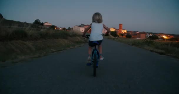 Carefree Children Ride Bicycle Empty Country Road Summer Vacations Evening — Stock video