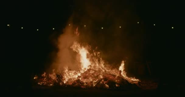 Gece Ağır Çekimde Büyük Bir Şenlik Ateşi San Juan Partisinde — Stok video