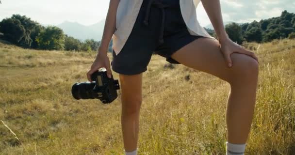Жінка Мандрівник Стоїть Епічному Вигляді Горі Тримає Фотоапарат Руці Туристичний — стокове відео