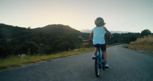 Счастливые Беззаботные Дети Ездят Велосипеде Пустой Проселочной Дороге Время Летних — стоковое видео