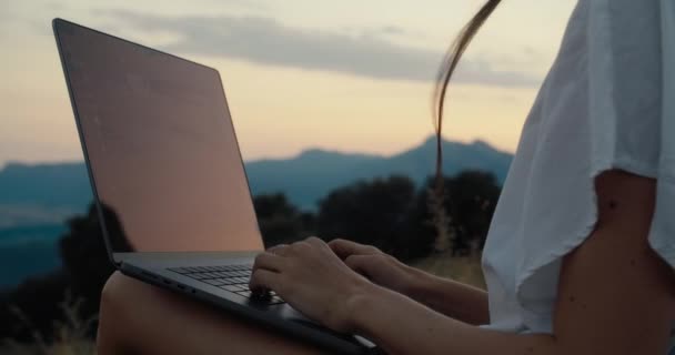 Wanita Pekerja Lepas Yang Bekerja Dengan Komputer Laptop Luar Saat — Stok Video