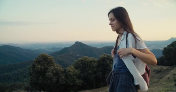 Ispirato Viaggiatore Femminile Felice Passeggiata Sulla Cima Della Montagna Estate — Video Stock