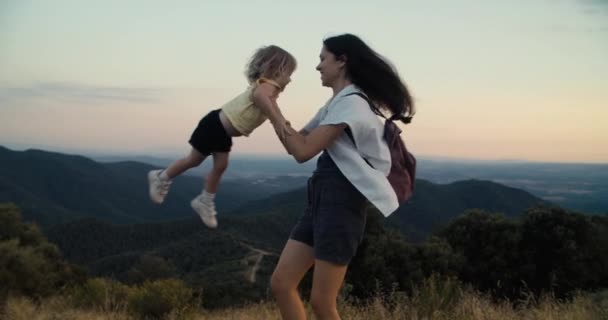 Familia Alegre Viaje Caminata Con Vista Épica Montaña Atardecer Madre — Vídeo de stock