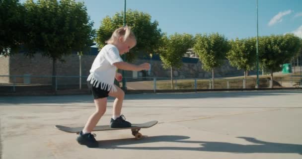 Bravo Bebê Menina Andar Skate Férias Verão Campo Desportivo Criança — Vídeo de Stock