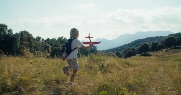 Wide Open Shot Children Dreaming Running Toy Aircraft Summertime Hike — Vídeo de stock