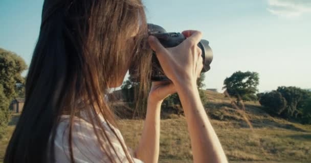 Střední Snímek Cestovatelky Fotografky Nebo Blogerky Fotografující Krajinu Cestách Dobrodružství — Stock video