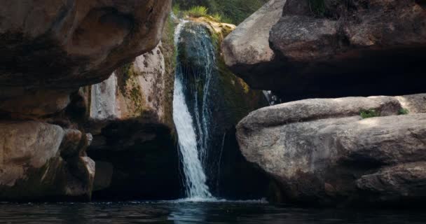 Calm Landscape Flowing Water Mountain River Waterfall Falling Water Rocks — Αρχείο Βίντεο
