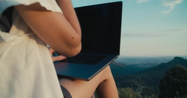 Pekerja Lepas Closeup Menggunakan Komputer Laptop Dan Bekerja Secara Online — Stok Video