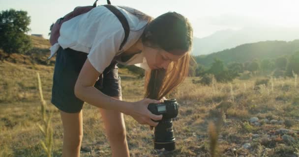 Příroda Fotograf Fotografování Horské Cestování Žena Obsah Tvůrce Natáčení Fotografie — Stock video