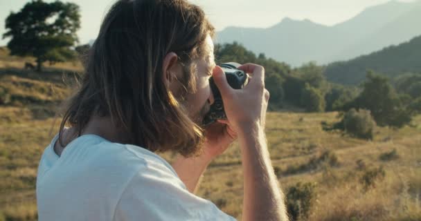 Medium Shot Male Travel Photographer Mountain Travel Man Photograph Holding — ストック動画