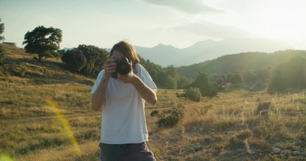 Inspired Creative Travel Photographer Make Picture Dslr Camera Summertime Journey — Stockvideo