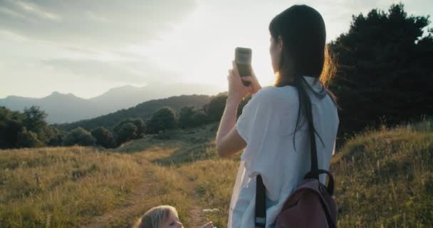 Rodina Letním Výletě Hor Mladá Dospělá Žena Fotí Pomocí Mobilu — Stock video