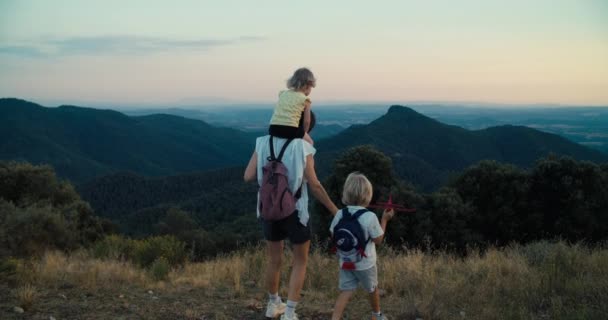 Cheerful Family Exploring World Together Young Woman Holding Toddler Girl — Stok video