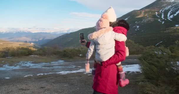 Kızını Tutan Kadın Dağda Yürüyor Cep Telefonu Kullanıyor Ailesi Internet — Stok video
