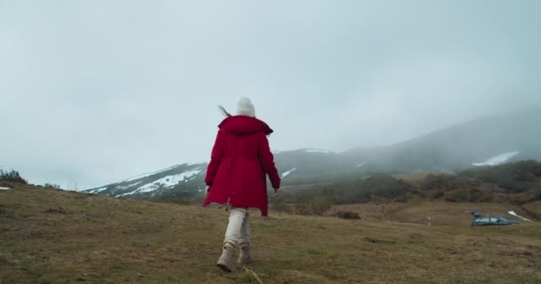 Dağ Yolundaki Kadın Gezgin Araca Doğru Yürüyor Kadınlar Ilkbaharda Inanılmaz — Stok video