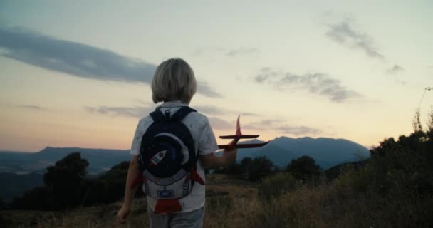 Children Running Mountain Top Sunset Holding Toy Airplane Hand Concept — Stockvideo