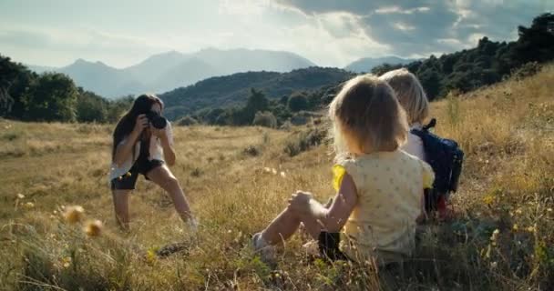 Photographer Woman Make Picture Using Dslr Camera Two Children Mountain — Stockvideo