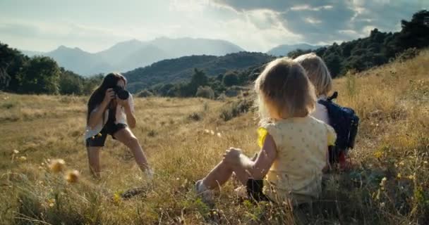 Photographer Woman Make Picture Using Dslr Camera Two Children Mountain — Vídeo de stock