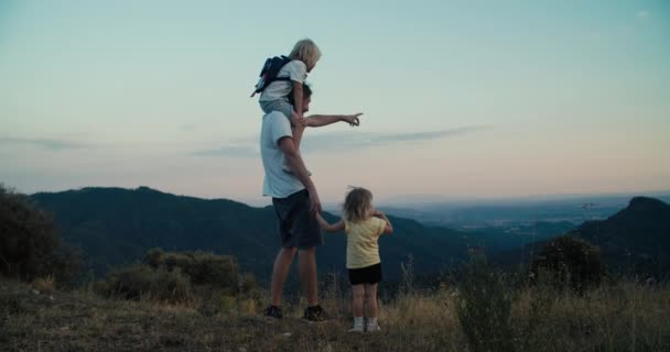 Family Summer Vacation Mountain Travel Enjoy Beautiful Landscape Panorama Man — Stok video