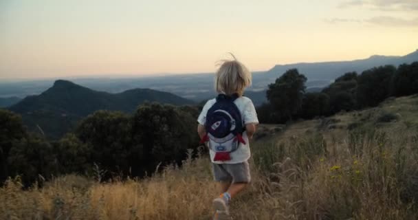 Happy Carefree Children Backpack Running Top Mountain Sunset Summer Vacation — Stok video