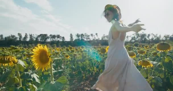 Beautiful Happy Girl Dancing Sunflower Field Sunny Summer Day Romantic — Vídeo de stock