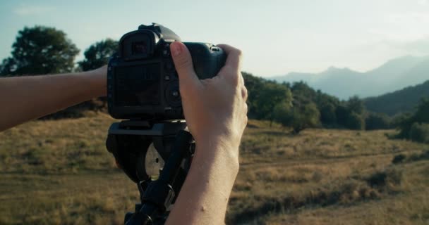 Female Travel Photographer Hands Closeup Adjusting Dsl Camera Tripod Shooting — Stockvideo