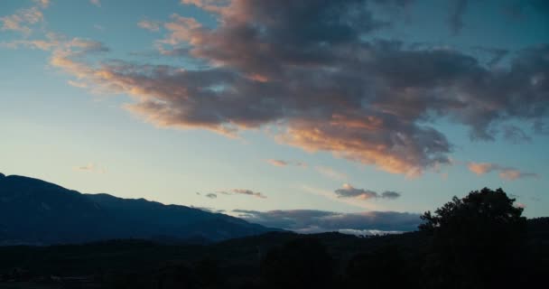 Хронологія Гірського Пейзажу Заході Сонця Плаваючими Хмарами Небі Хмарний Пейзаж — стокове відео