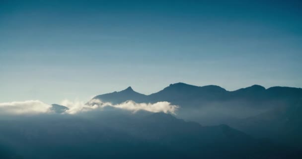 Облака Танцуют Над Вершиной Горы Снимая Времени Эпический Ландшафт Гиперлапса — стоковое видео