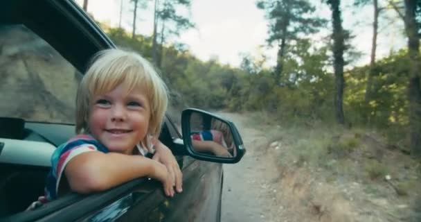 Carefree Παιδί Αγόρι Κοιτάξουμε Έξω Από Παράθυρο Του Αυτοκινήτου Για — Αρχείο Βίντεο