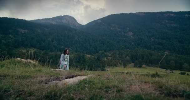 Young Adult Woman Walk Tourist Path Backpack Beautiful Mountain Landscape — Αρχείο Βίντεο