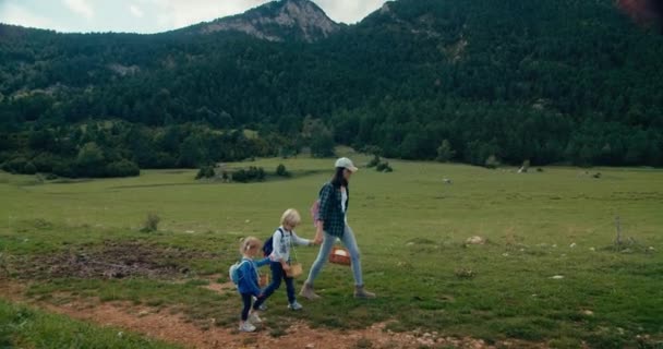 Panorama Kamera Pohyb Rodině Horské Cestě Turistické Stezce Hledá Houby — Stock video