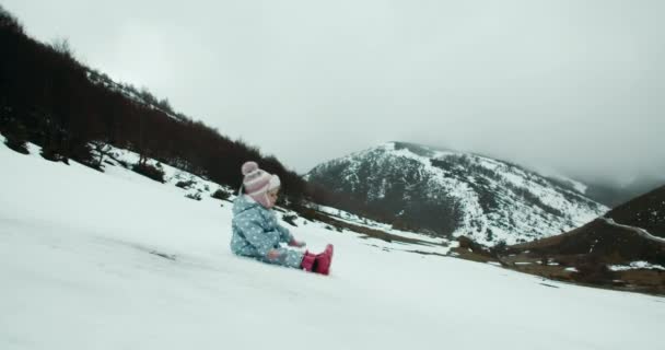 Children Sledding Ass Snowy Hill Epic Landscape Cheerful Toddler Girl — Video Stock
