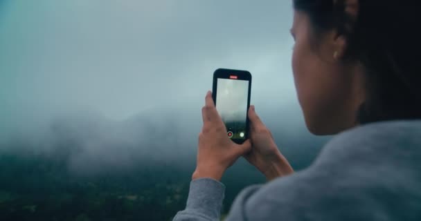 Retrato Close Feminino Viajante Volta Usando Smartphone Para Fazer Conteúdo — Vídeo de Stock