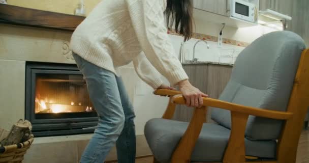 Mujer Joven Adulta Suéter Blanco Vacaciones Invierno Sentado Junto Chimenea — Vídeo de stock