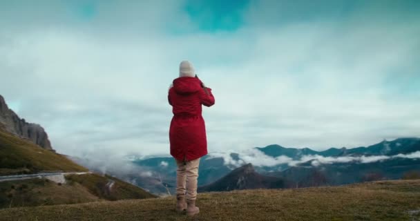 Młoda Dorosła Kobieta Czerwonej Kurtce Szczycie Góry Podczas Wakacyjnej Podróży — Wideo stockowe