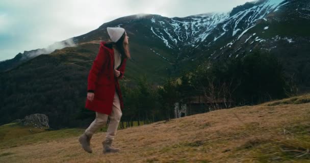 Mujer Viajera Chaqueta Roja Caminar Colina Con Paisaje Naturaleza Épica — Vídeo de stock