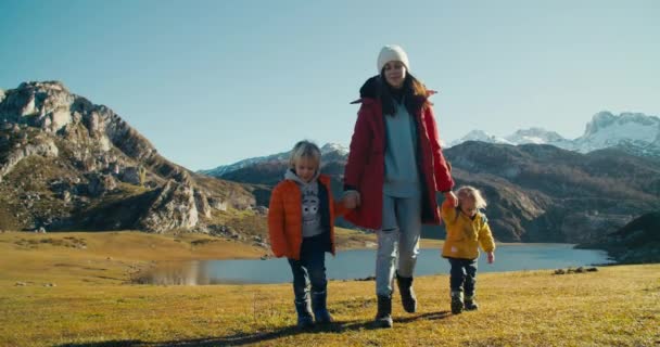 Kadın Çocukları Tutuyor Dağ Kıyısında Destansı Doğa Manzarasında Turist Yolunda — Stok video