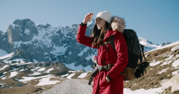 Backpacker Kobieta Czerwonej Kurtce Spacer Ścieżce Gór Turystycznych Zimowej Przygodzie — Wideo stockowe