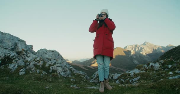 Mulher Casaco Vermelho Viagem Férias Caminhadas Usando Câmera Vintage Para — Vídeo de Stock