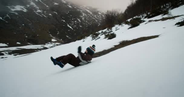 Children Winter Vacation Rolling Slide Ass Mountains Travel Adventure Cheerful — Vídeo de Stock