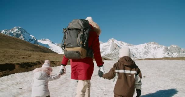 Matka Trzymać Dzieci Ręce Chodzić Śniegu Szlaku Turystycznym Zimowej Wędrówce — Wideo stockowe