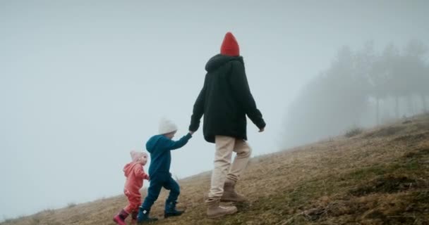 Aile Sisli Bir Günde Ele Tutuşup Dağa Tırmanır Kadınlar Sonbahar — Stok video