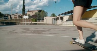 Tanımlanamayan trend kız yazın sporla ilgili uzun kaykayla kayıyor. Gençlik konsepti ve ekstrem spor. Genç yetişkin bir kadın açık havada sağlıklı bir yaşam sürüyor.