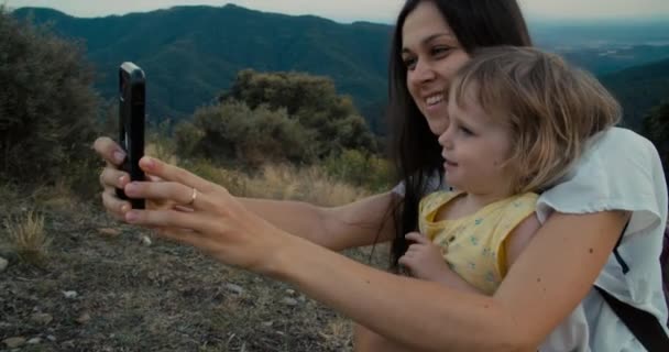 가족들은 스마트폰으로 셀카를 만들기 휴가중이다 아이가 여자가 등산을 있습니다 여행에서 — 비디오