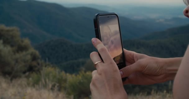 Οικογένεια Στο Βουνό Ταξίδια Κάνουν Selfie Κινητό Τηλέφωνο Closeup Γυναίκα — Αρχείο Βίντεο
